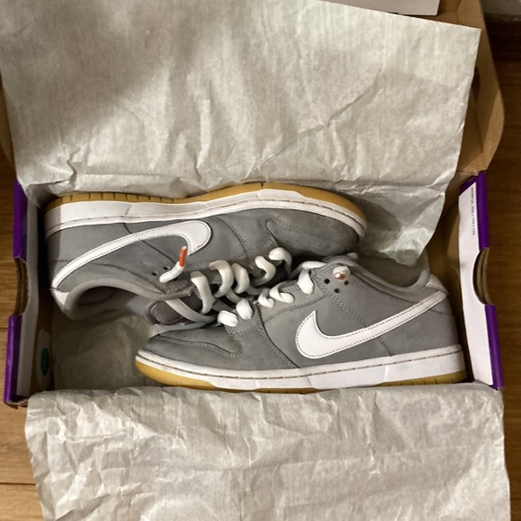 Sb dunk low grey wolf gum 7 in men's 8.5 womens with box used - Picture 4 of 9